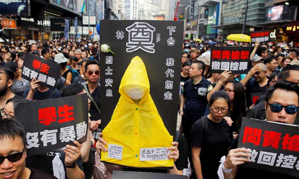 Çin Hükümeti Carrie Lam Destek Devam Ettiriyor