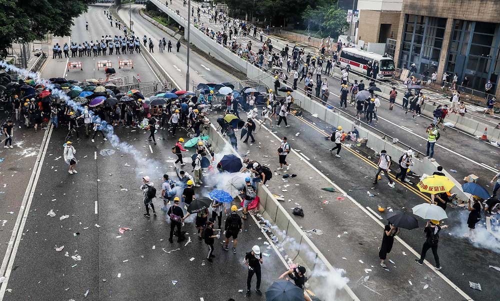 Hong Kong Hükümetin İade Tasarısını Askıya Alabilir