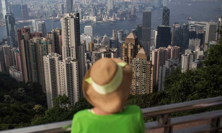 Carrie Lam: Hong Kong Ekonomisi Gerileme Riski ile Karşı Karşıya