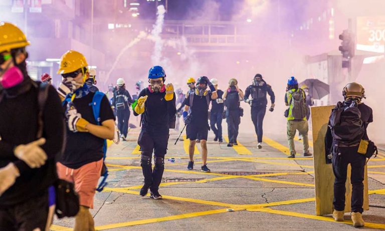 Şiddetlenen Hong Kong Protestolarıyla Hang Seng Endeksi Yaklaşık %3 Düştü