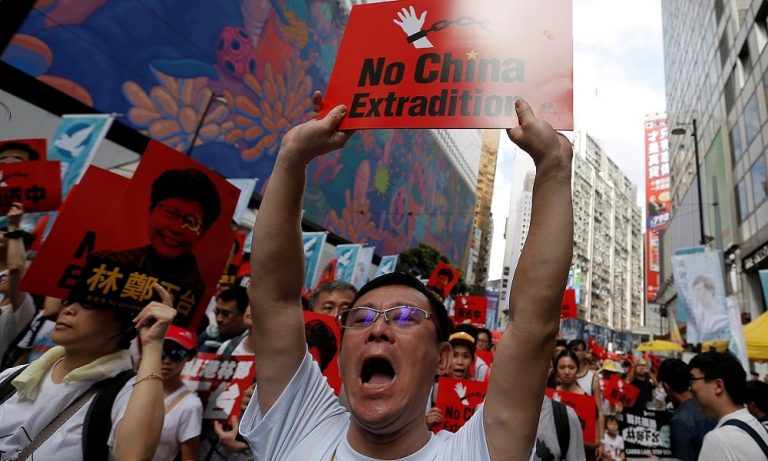 Trump Hong Kong’daki Sorunun, Xi’nin Protestocularla Görüşmesiyle Çözüleceğini Söyledi