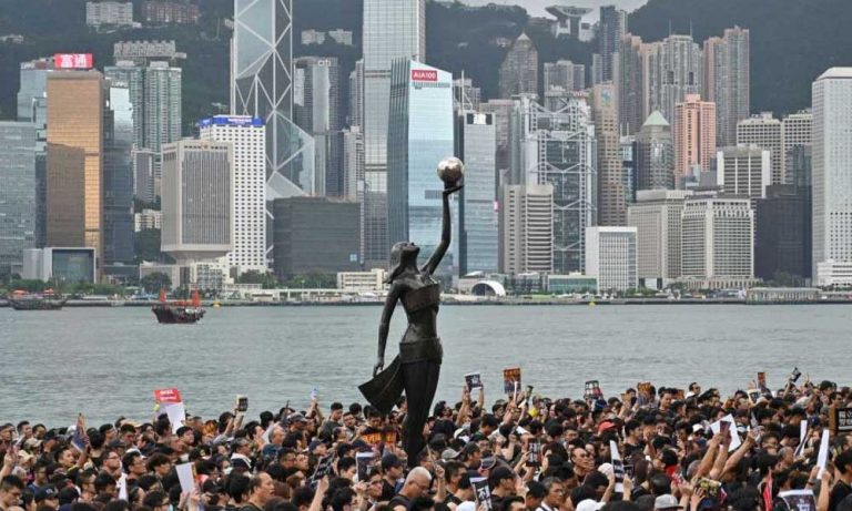 Fitch, Şehirdeki Huzursuzluk Nedeniyle Hong Kong’un Kredi Notunu Düşürdü