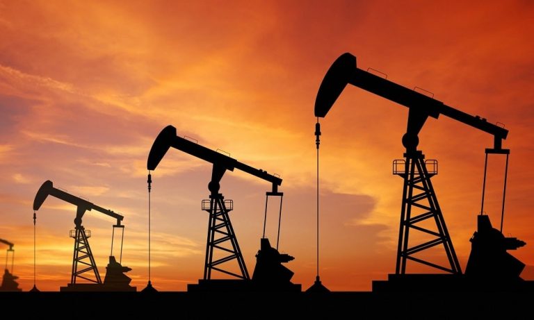 ABD Stok Açıklamasını Bekleyen Ham Petrol 53 Dolarda Seyrediyor