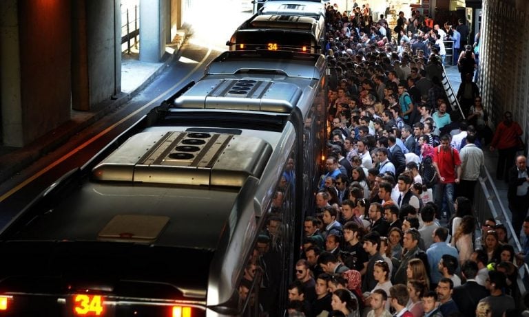 İstanbulluların Metrobüsü Günlük 450 Bin Dolarlık Cirosuyla Dudak Uçuklatıyor!