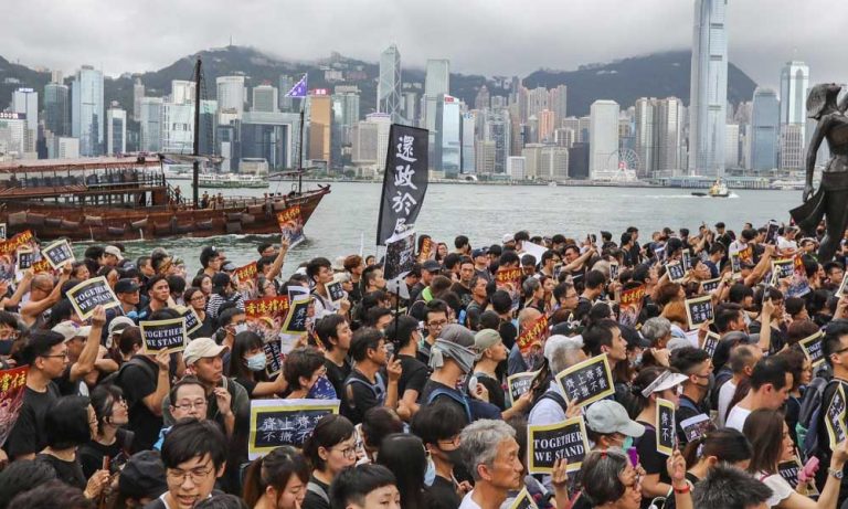 Hong Kong Hisseleri Sivil Huzursuzluk Nedeniyle Bölgesel Kayıplara Yol Açıyor