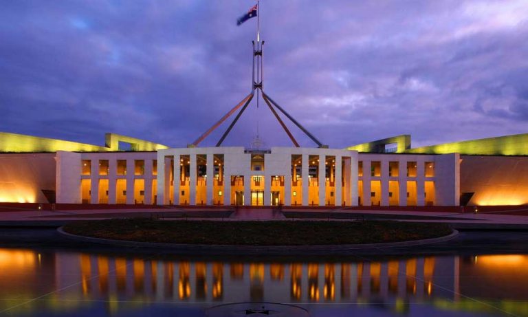 Avustralya Hükümeti Ekonomi ve Bütçe Fazlası için Görünümü Düşürdü