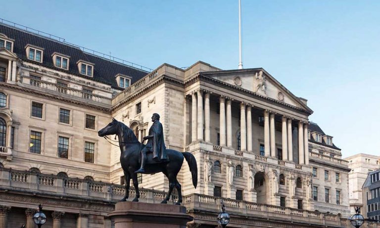 İngiltere Merkez Bankası Faiz Oranını Değiştirmedi, Büyüme Tahminini Düşürdü