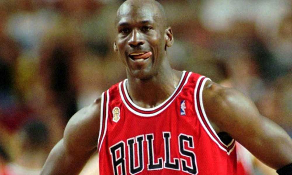 boyunun kısa olduğu gerekçesiyle takıma alınmayan michael jordan