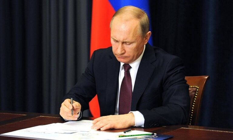 Putin Finansal İstikrarı Destekleyici Kararnameyi İmzaladı