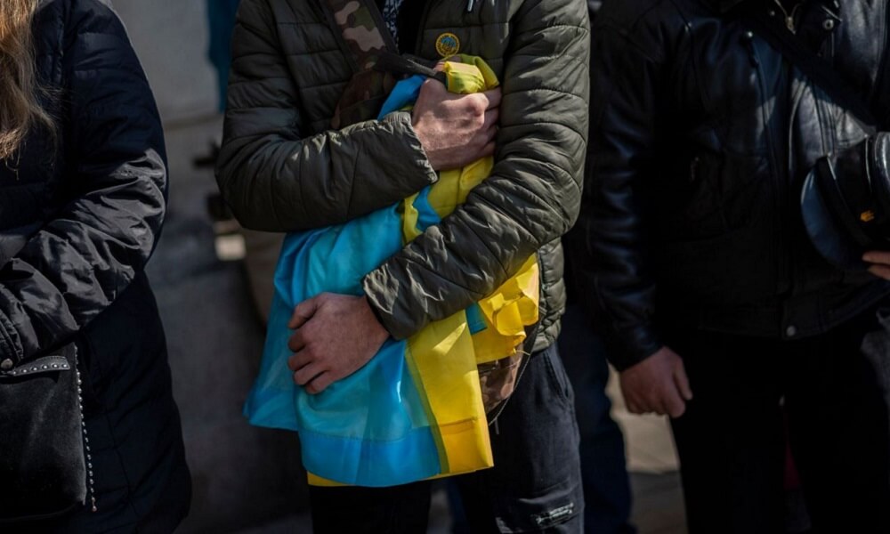 Rusların Vurduğu Tiyatroda Yüzlerce Kişi Kurtarılmayı Bekliyor