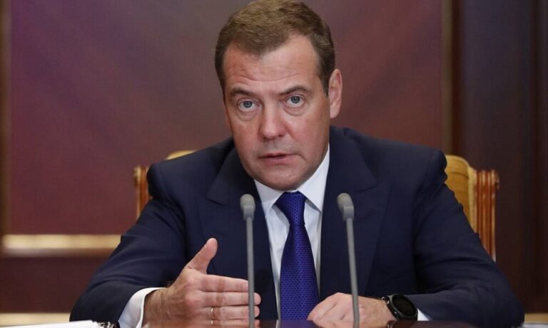 Medvedev: Rusya Bilimsel Ablukayla da Karşı Karşıya