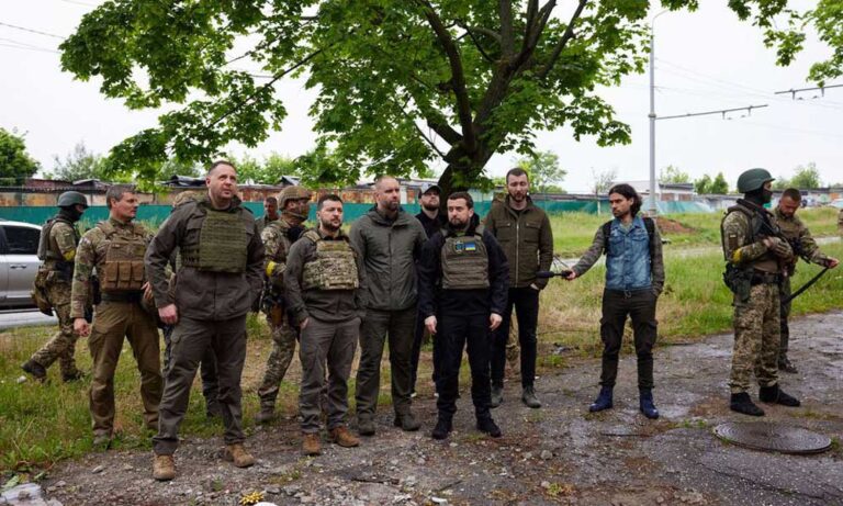 Zelenski Kiev Dışına Çıkarak Harkov’daki Cephe Hattını Gezdi