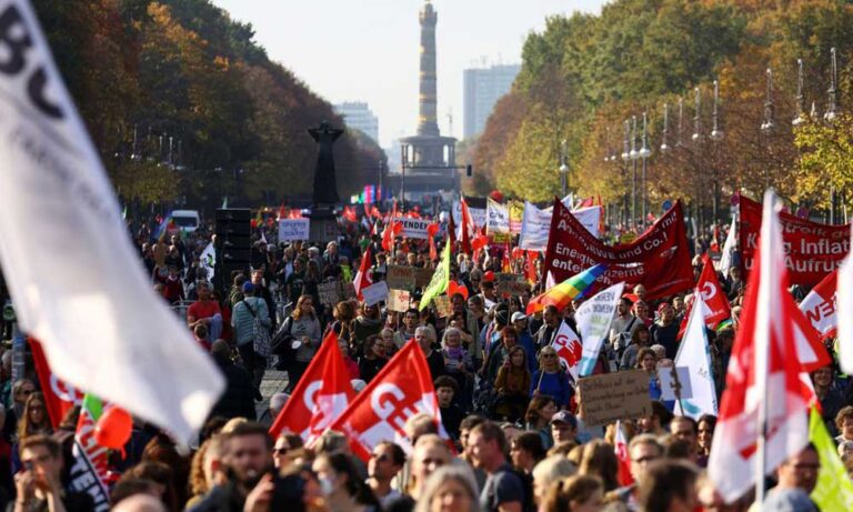 Almanya’da Binlerce Kişi Enflasyon ve Yüksek Enerji Fiyatlarını Protesto Etti