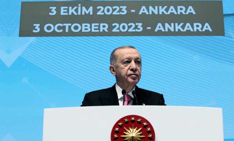 Erdoğan Anayasa Israrını Sürdürdü: Prangaların Sökülme Vakti