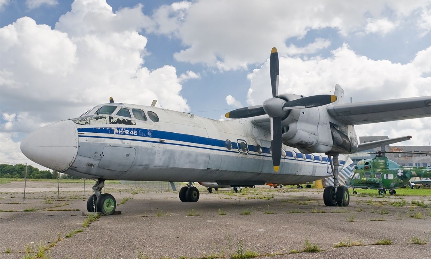 50 kişiyi taşıyan Rus yolcu uçağı düştü