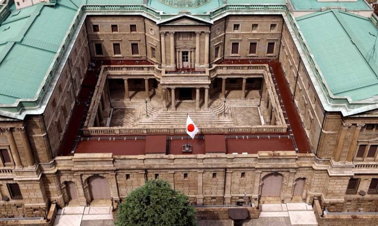 BOJ, enflasyondaki gerilemeye rağmen faiz artırmadı