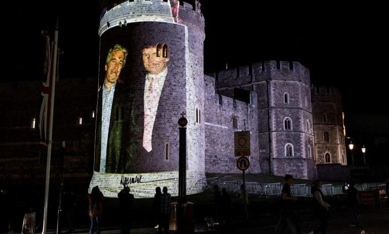 Trump ve Epstein görselleri Windsor Kalesi’ne yansıtıldı