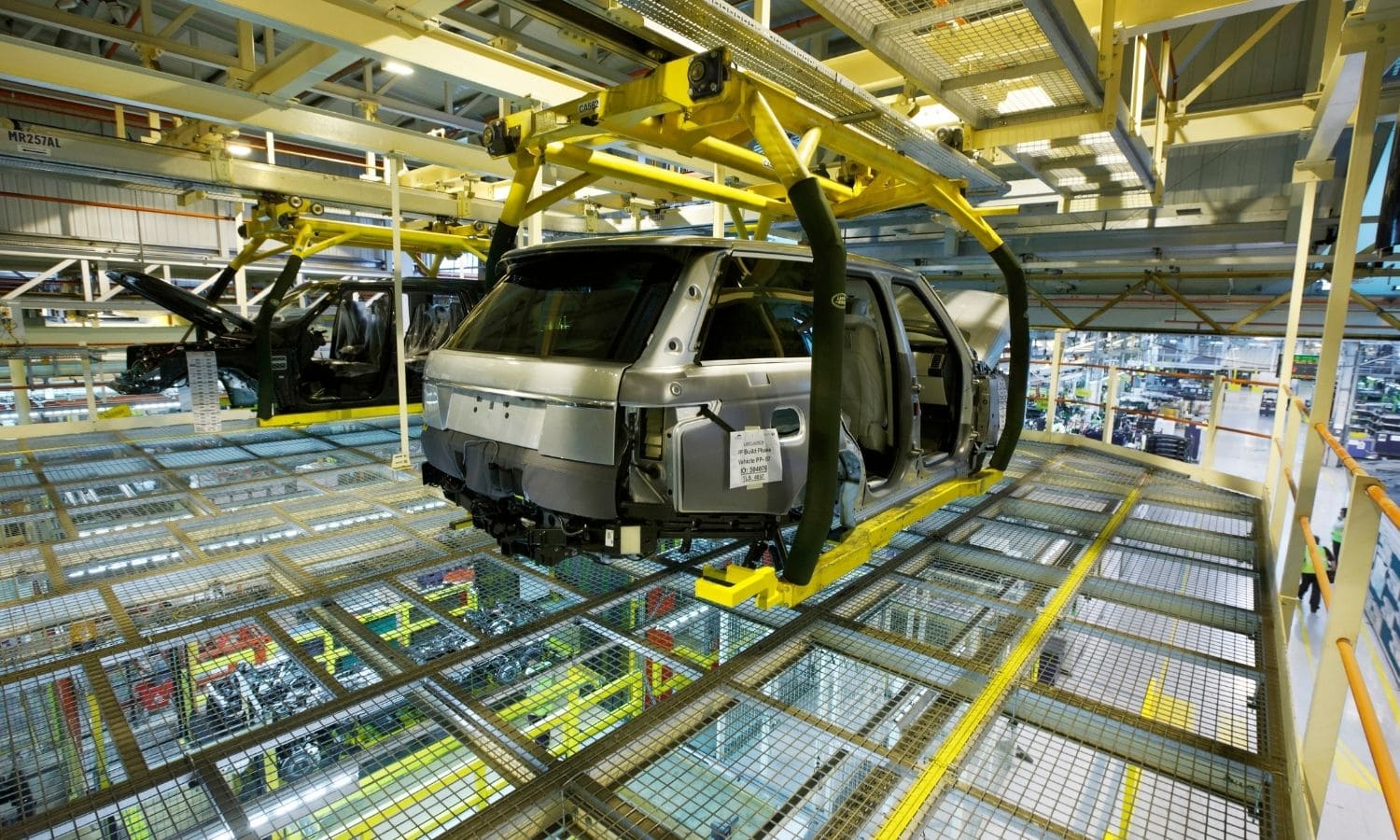 JLR altı haftalık kapanmanın ardından üretime dönüyor