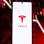 Tesla’dan karamsar tablo: Kar düşüşü hisselere darbe vurdu