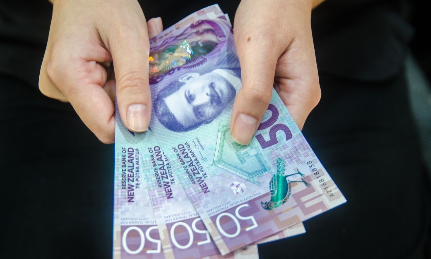 Yeni Zelanda doları merkez bankasının jumbo indirimiyle düştü