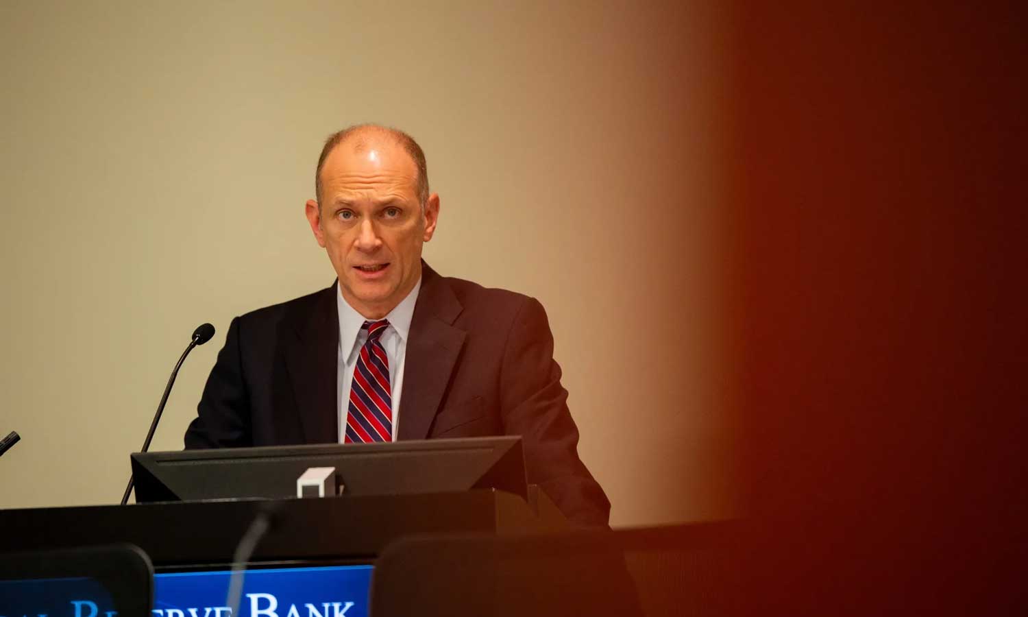 Fed/Goolsbee: Enflasyon verileri gelmeden faiz indirimine tedbirliyim