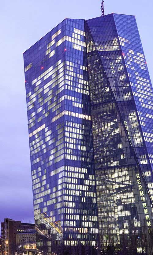 ECB Yetkilileri: Faizlerde değişiklik için acele yok