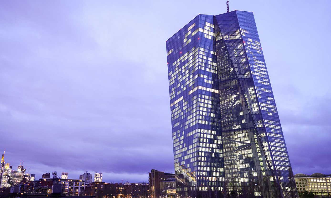 ECB Yetkilileri: Faizlerde değişiklik için acele yok