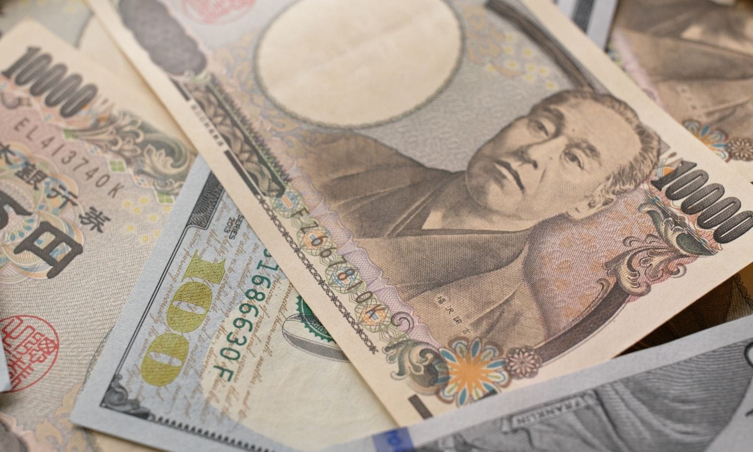 Dolar veriler öncesi gerilerken, yen seçimle güçlendi