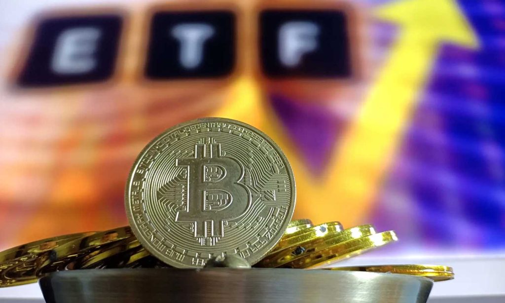 Fiyat yarıya düştü, ETF’ler direndi: Bitcoin için boğa sinyali mi?