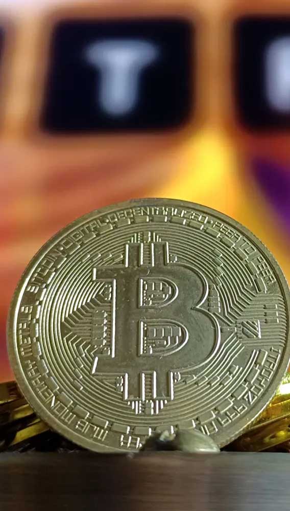 Fiyat yarıya düştü, ETF’ler direndi: Bitcoin için boğa sinyali mi?