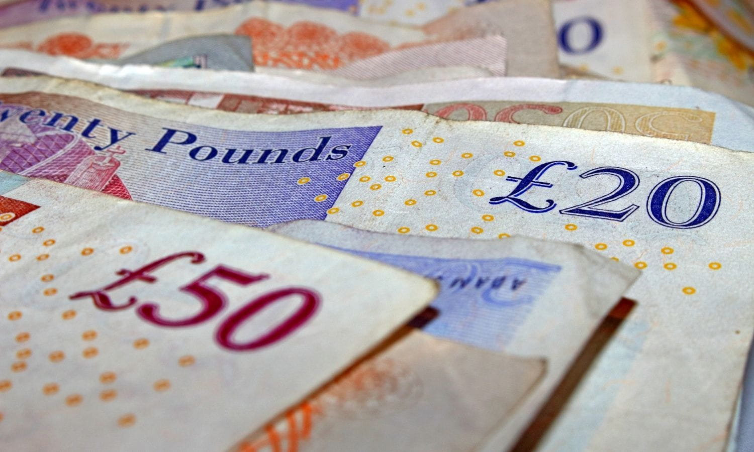 Sterlin üç günlük düşüşün ardından yatay seyrediyor