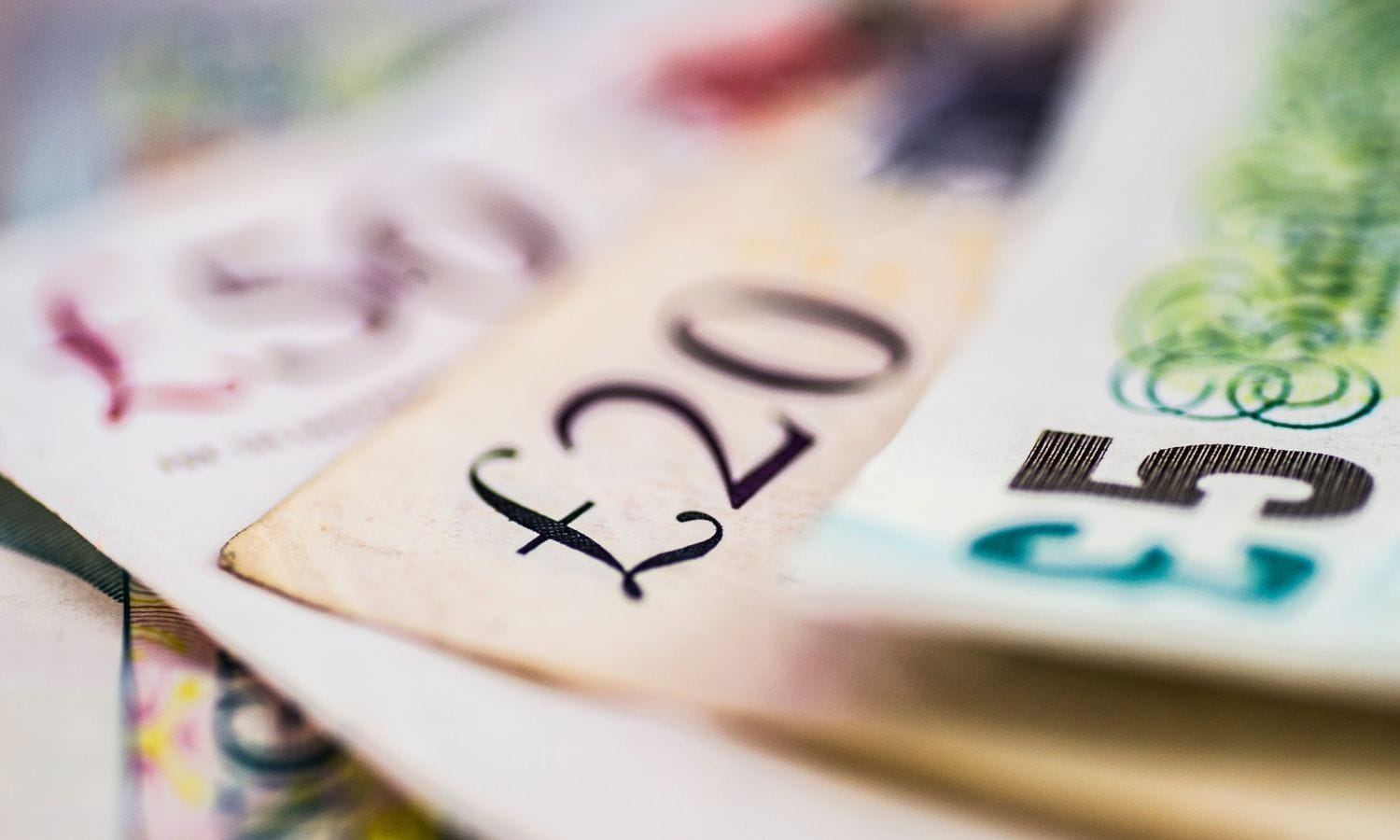 Sterlin dolar karşısında iki ayın dibine yaklaştı