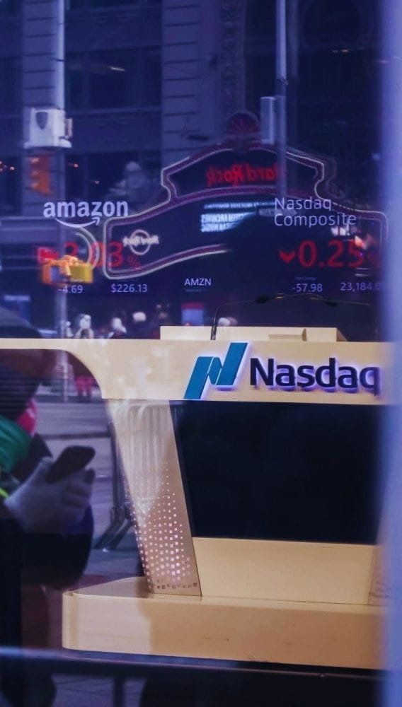 Amazon rallisi Nasdaq'ı yükseltti: Apple'daki düşüş kazancı sınırladı