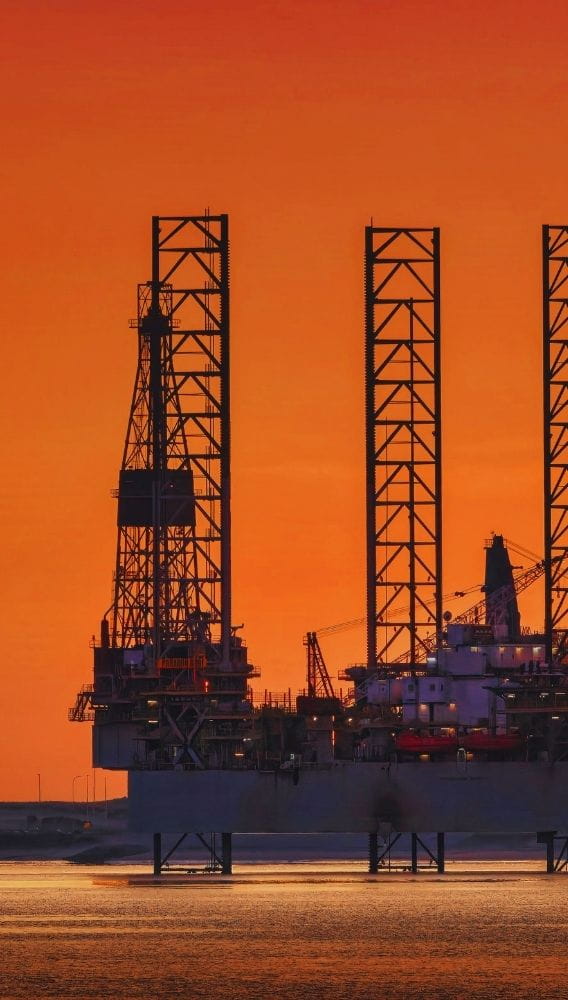 Petrol ateşkes umuduyla sert geriledi: Brent yüzde 4 düştü