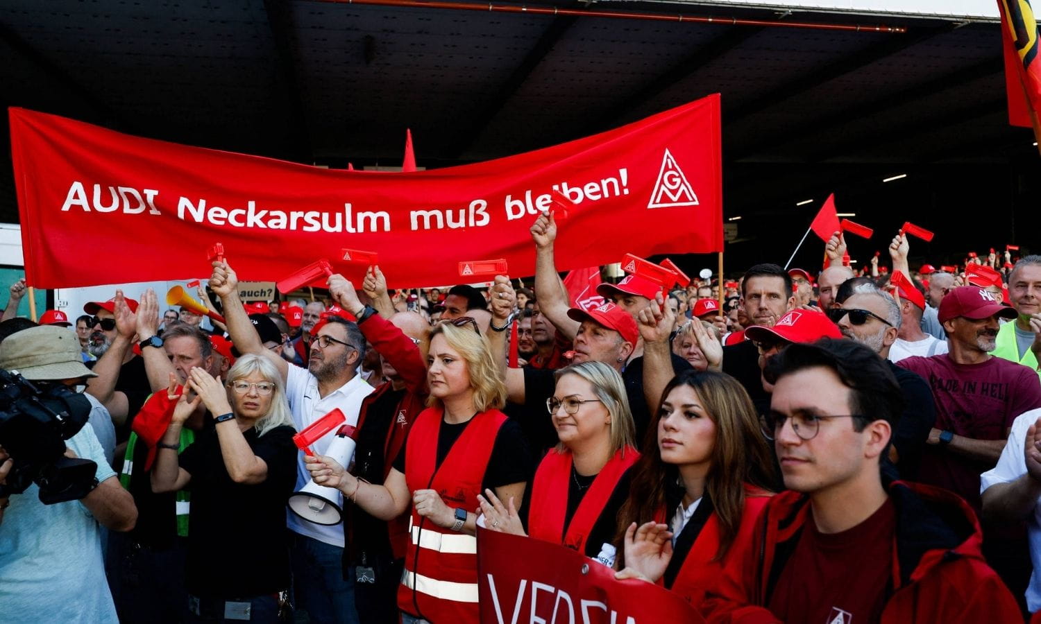 Audi işçilerinden protestosu: Binlerce kişi sokağa indi