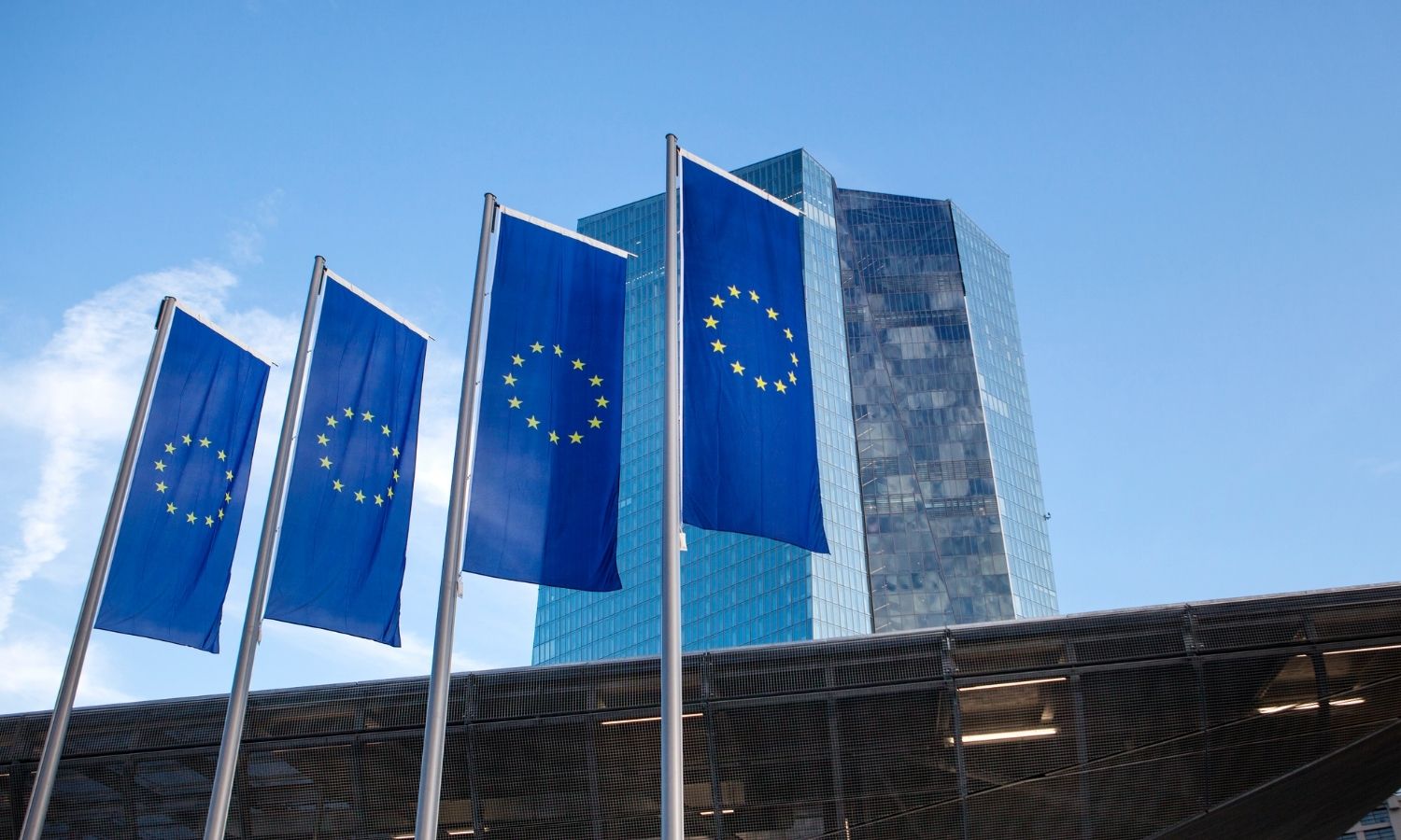 Euro, ECB kararı öncesi 1 yılın dibine yakın