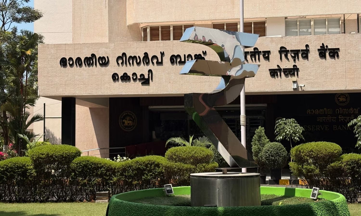 Hindistan rupisi RBI müdahalesiyle dar bantta tutuluyor
