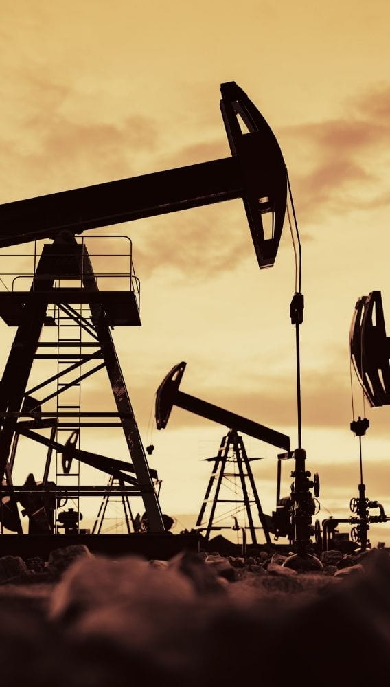 Petrol 6 haftanın zirvesine yakın: Hürmüz'de trafik alarm veriyor