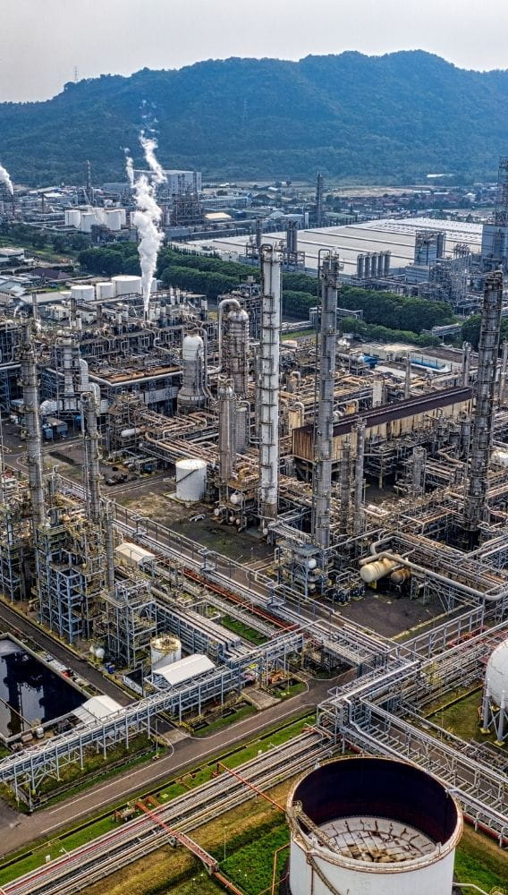 Petrol yükselişini sürdürdü: Orta Doğu savaşı arz endişelerini artırıyor